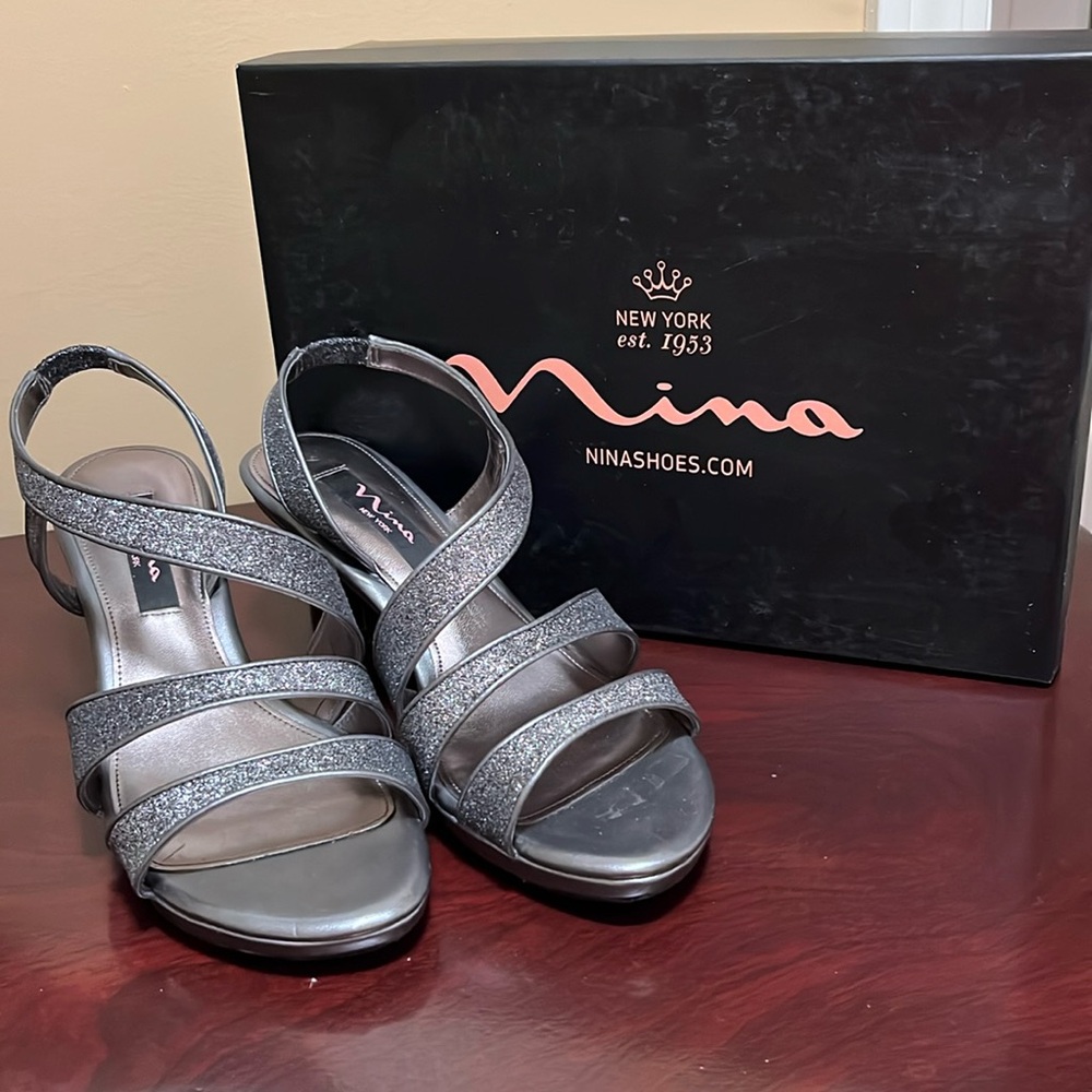Beautiful dress shoe has elastic back